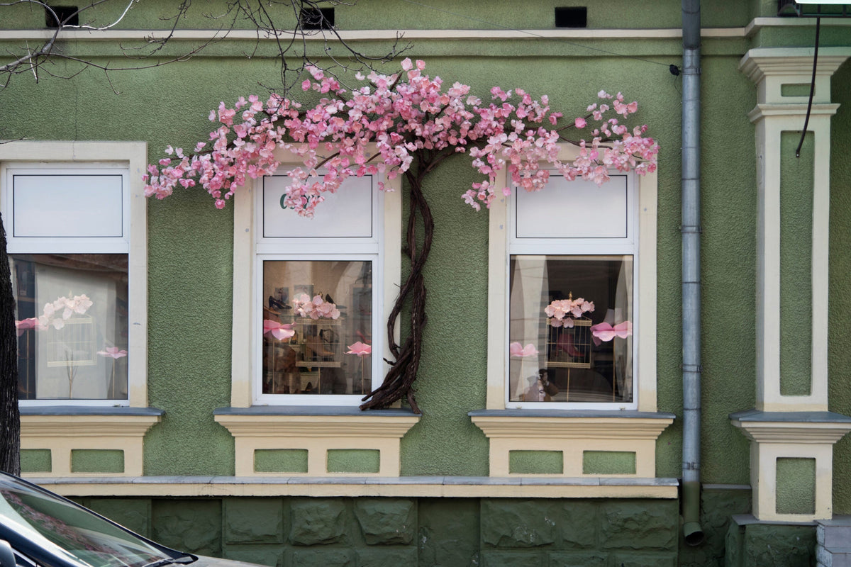 Artificial Flowers for Outdoor Dining: Resisting the Elements
